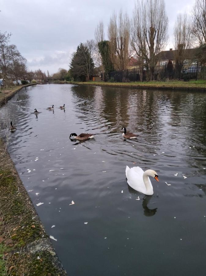 Air Conditioned Modern Double Bed Room With Private Attached Bathroom - Free Parking - Near London Heathrow Airport & Southall Broadway Exterior foto
