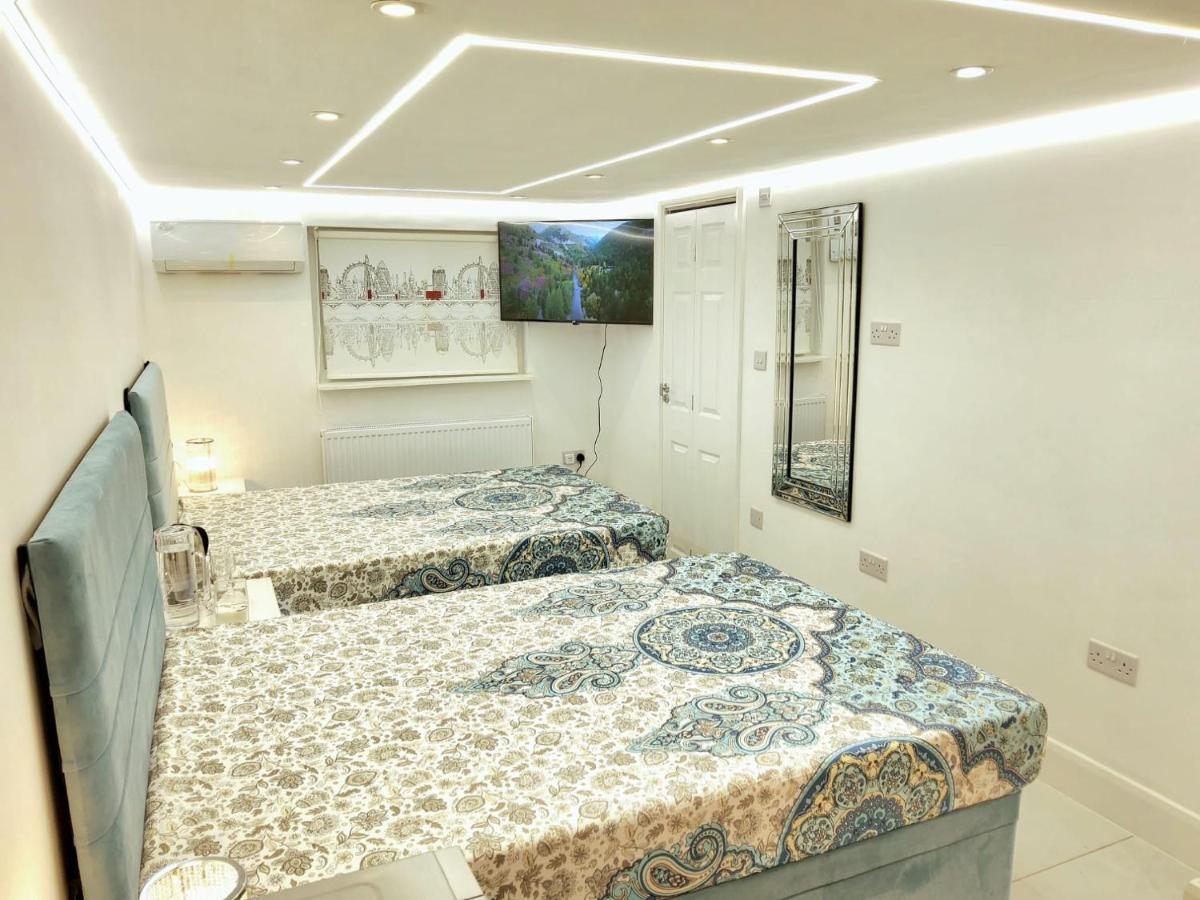 Air Conditioned Modern Double Bed Room With Private Attached Bathroom - Free Parking - Near London Heathrow Airport & Southall Broadway Exterior foto