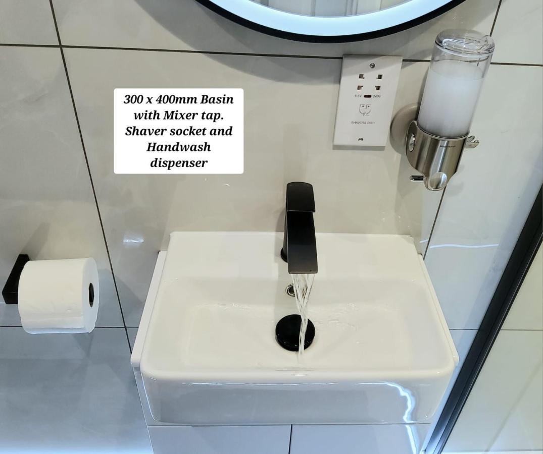 Air Conditioned Modern Double Bed Room With Private Attached Bathroom - Free Parking - Near London Heathrow Airport & Southall Broadway Exterior foto