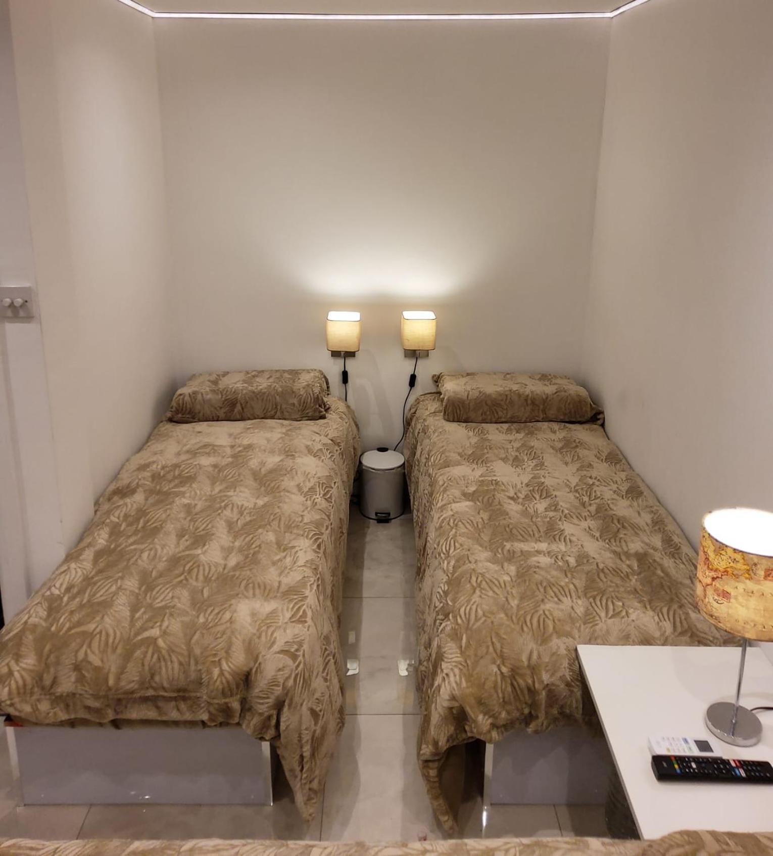 Air Conditioned Modern Double Bed Room With Private Attached Bathroom - Free Parking - Near London Heathrow Airport & Southall Broadway Exterior foto