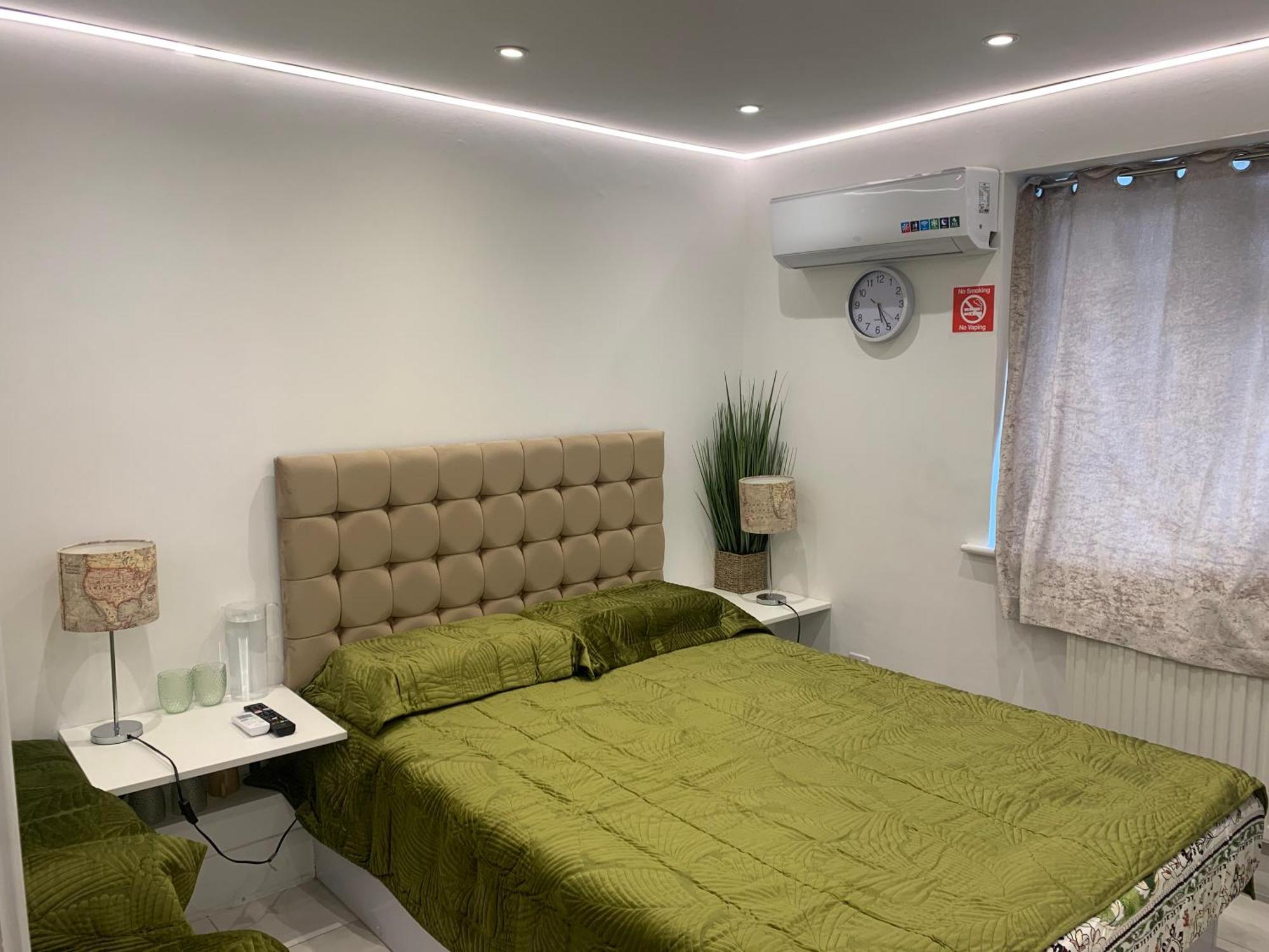Air Conditioned Modern Double Bed Room With Private Attached Bathroom - Free Parking - Near London Heathrow Airport & Southall Broadway Exterior foto